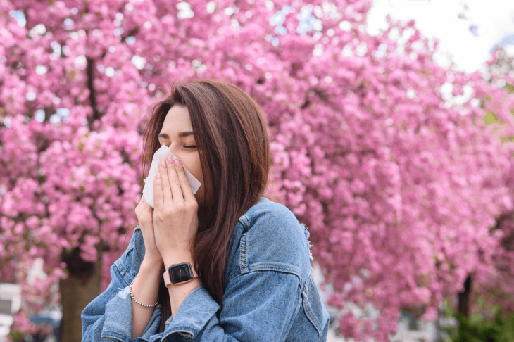 Jarní alergie: Příčiny, Symptomy a Řešení